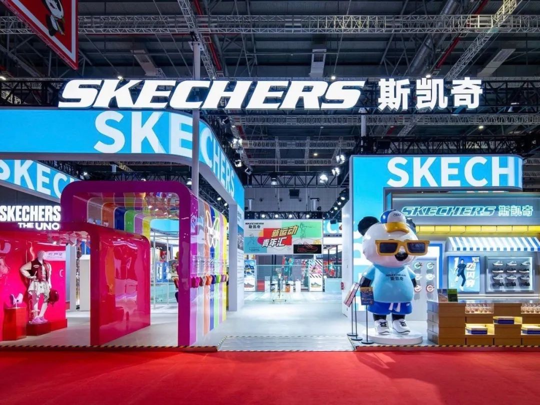 武漢展覽設(shè)計搭建公司領(lǐng)你看最具有創(chuàng)意00家企業(yè)展臺的2023進博會(斯凱奇展臺)2