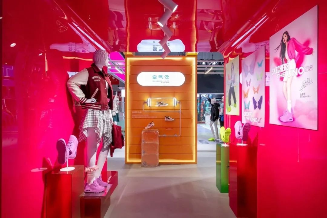 武漢展覽設(shè)計搭建公司領(lǐng)你看最具有創(chuàng)意00家企業(yè)展臺的2023進博會(斯凱奇展臺)3